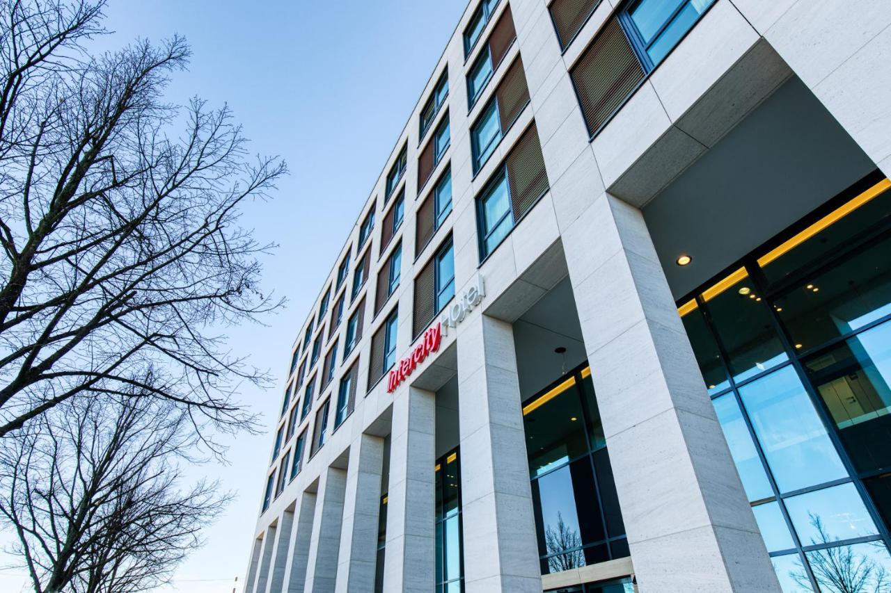Intercityhotel Berlin Airport Ber Terminal 1 & 2 Schönefeld Exterior foto The photo shows a modern building with a sleek, contemporary design. The structure features several large windows and a façade composed of light-colored stone. There is a visible entrance with glass doors, and the building appears to be several stori